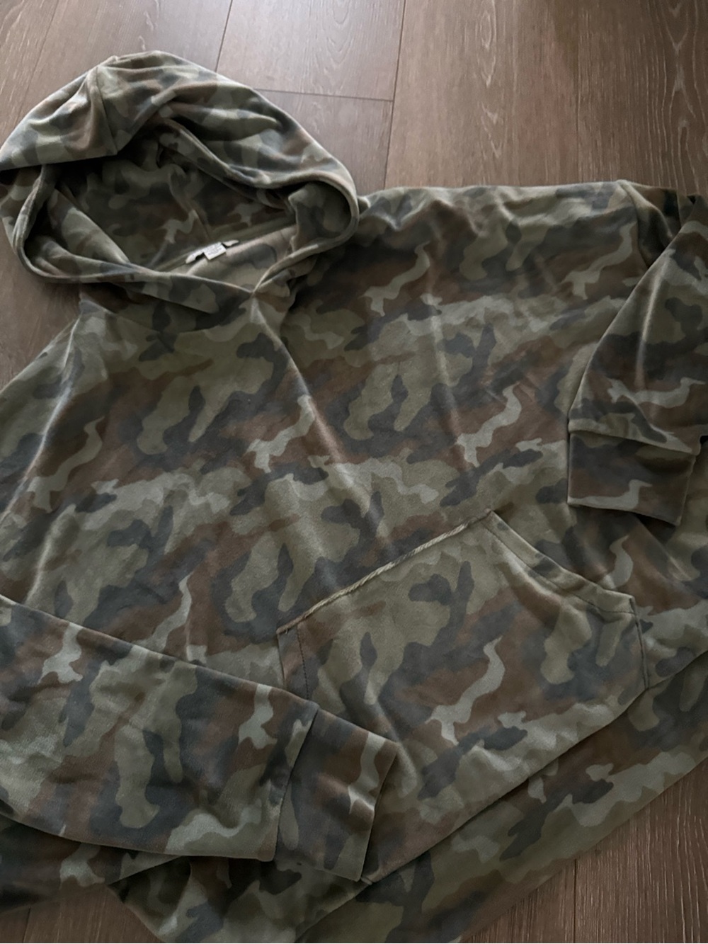 American Eagle Size L Camo Velour Hoodie